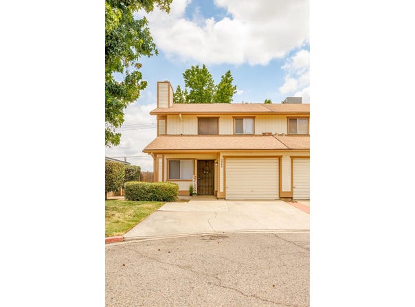 2046 E Laura Avenue, Visalia, CA 93292