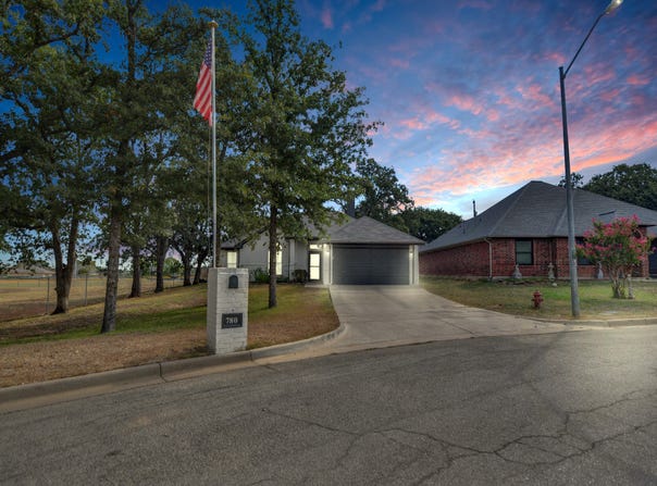 780 Stribling Circle, Azle, TX 76020