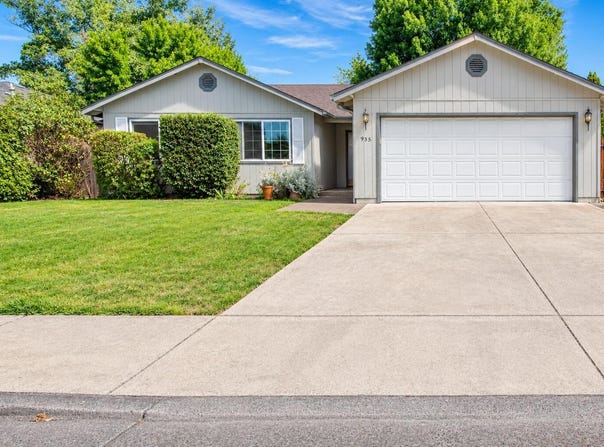 935 Pittview Avenue, Central Point, OR 97502