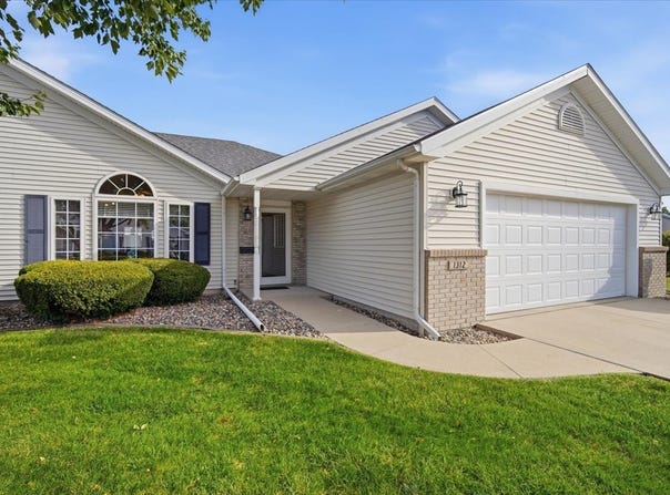 1312 Inglewood Circle, Bloomington, IL 61704