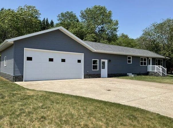 808 5th Ave SW, Rugby, ND 58368