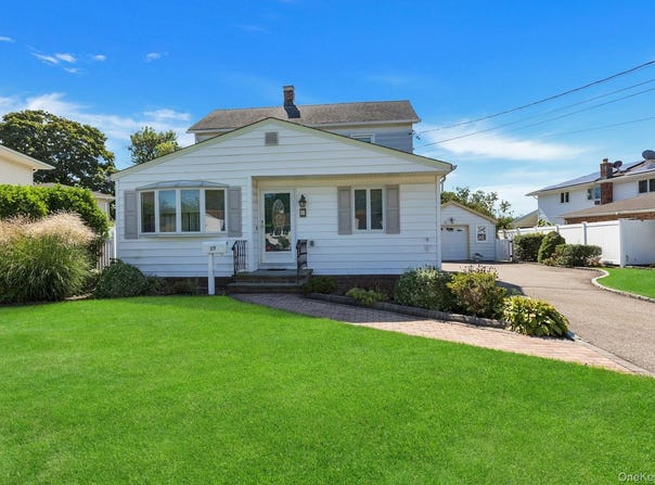 59 11th Street, Hicksville, NY 11801