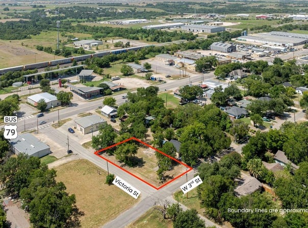 1101 W 3rd St, Taylor, TX 76574