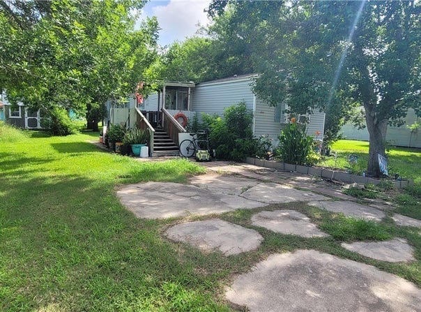 706 W Cleveland Avenue, Seadrift, TX 77983