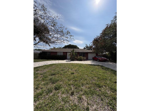 104 W Swan Pkwy W, Royal Palm Beach, FL 33411