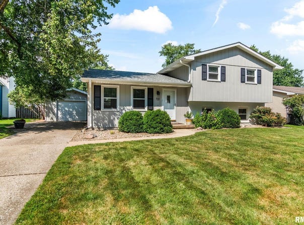 721 MAGNOLIA Drive, Chatham, IL 62629