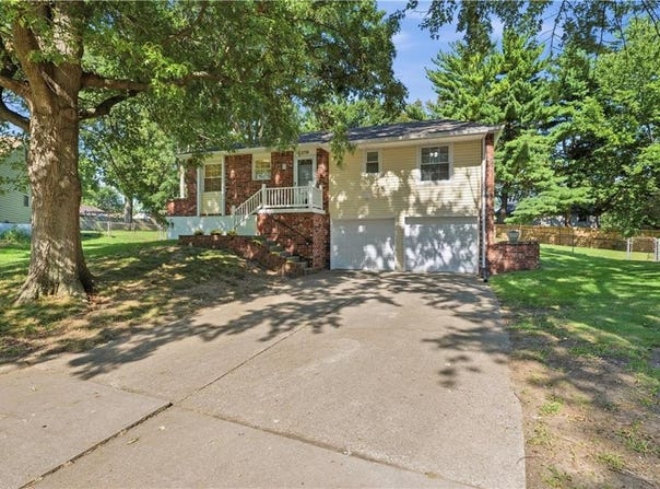 2728 NW Pembroke Place, Blue Springs, MO 64015