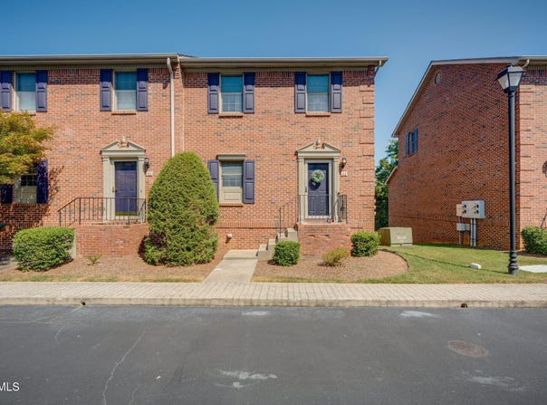 42 Oak Leaf Circle, Johnson City, TN 37601