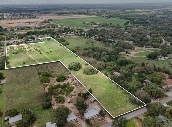 N Windy Knoll, Devine, TX 78016