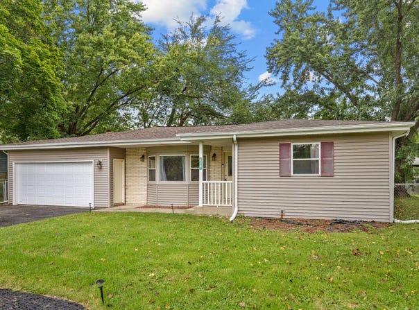 110 Bay Road, McHenry, IL 60051