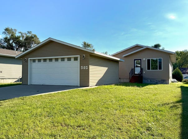 382 Mellette Ave SW, Huron, SD 57350