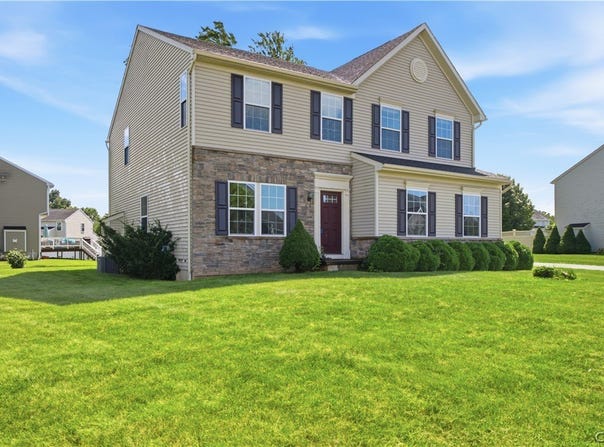 101 Rising Crest Circle, Minoa, NY 13116