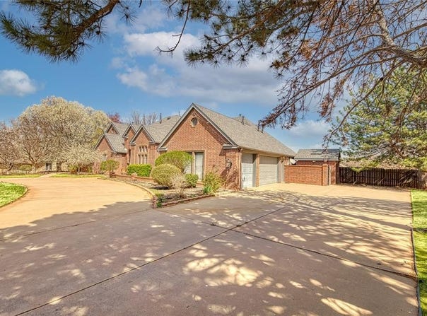 2422 Sunset Drive, Clinton, OK 73601