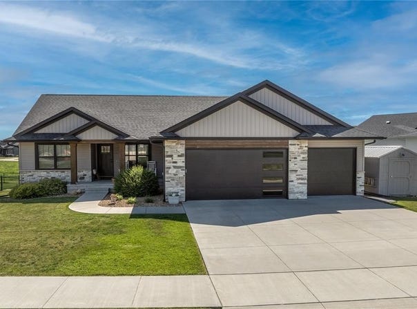 709 Pointer Circle, Center Point, IA 52213