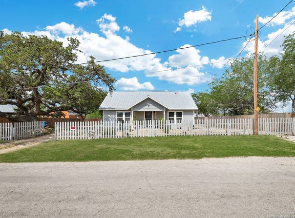 507 Hayden, Devine, TX 78016