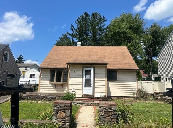 27 Charles Ter, Waldwick Boro, NJ 07463-2002