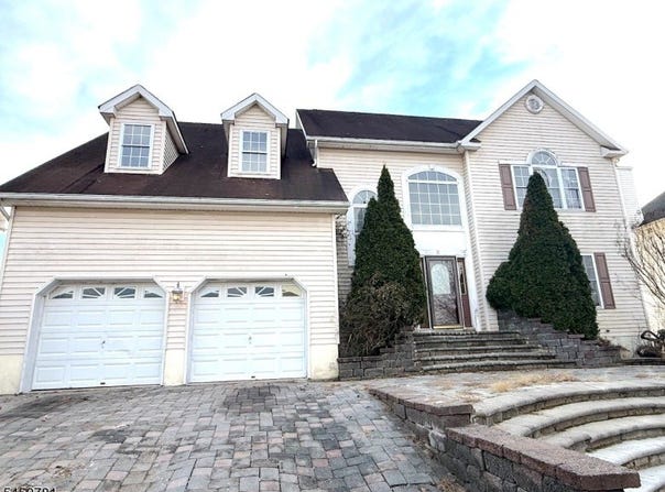 11 Decicco Dr, Raritan Boro, NJ 08869-1124