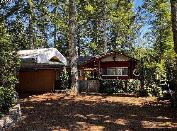 151 Outer Dr, Florence, OR 97439