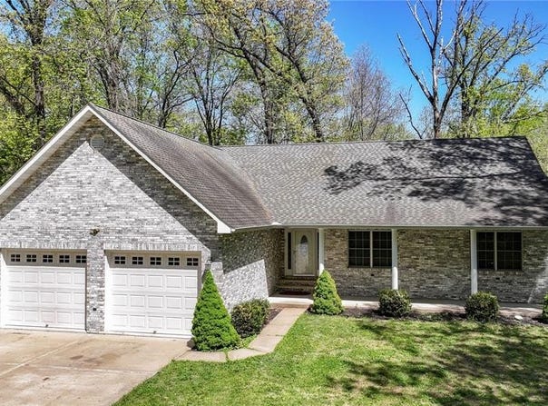 19383 Deer Run, Brighton, IL 62012