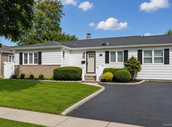 12 Lillian Lane, Plainview, NY 11803