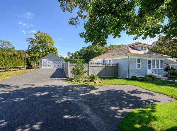 16 Squiretown Road, Hampton Bays, NY 11946