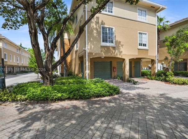 2941 NE 185th St, Miami, FL 33180