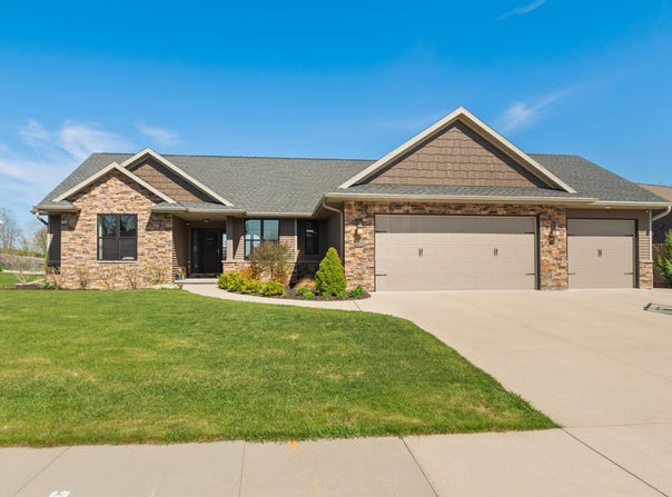 1342 BUCKYS Run, HOWARD, WI 54313