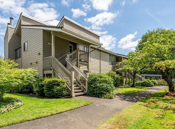 1922 LAKE ISLE Dr, Eugene, OR 97401
