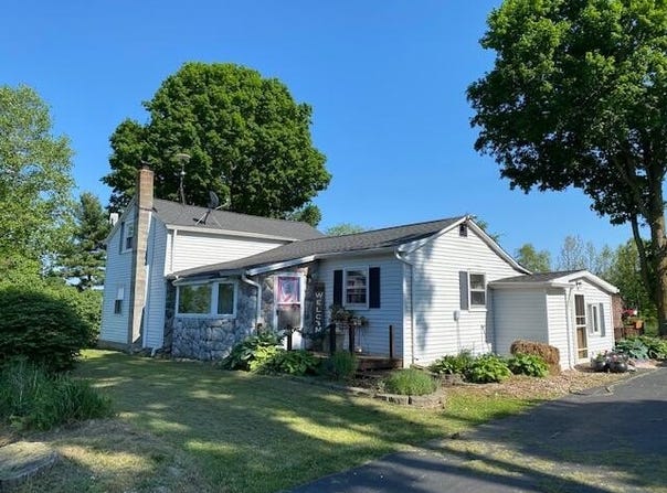 8279 Cronk Highway, Bellevue, MI 49021