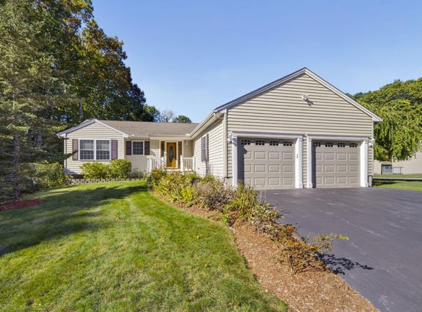 8 Glasgow Circle, Hudson, NH 03051