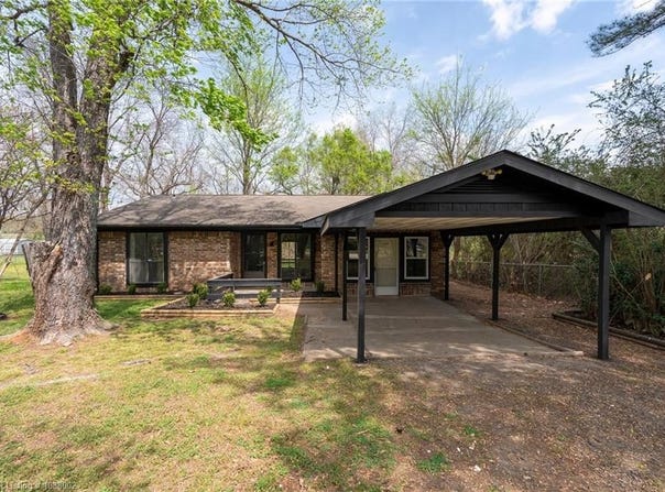 9506 Berry LN, Hackett, AR 72937