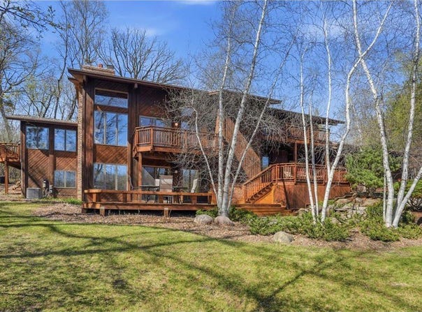 985 Cliff Road, Eagan, MN 55123