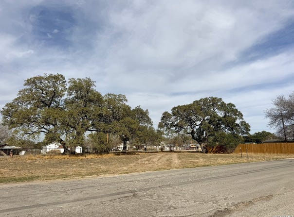 W Dilley, Devine, TX 78016