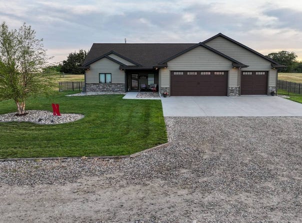 55091 Winchester Dr, Crofton, NE 68730