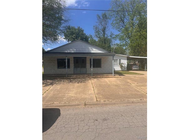 115 W Tom Brown, Charleston, MO 63834