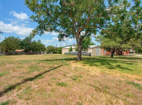 127 E Davilla Ave, Rockdale, TX 76567
