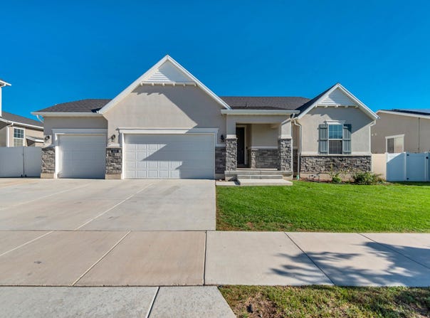 1403 E LOWE PEAK Dr, Eagle Mountain, UT 84005