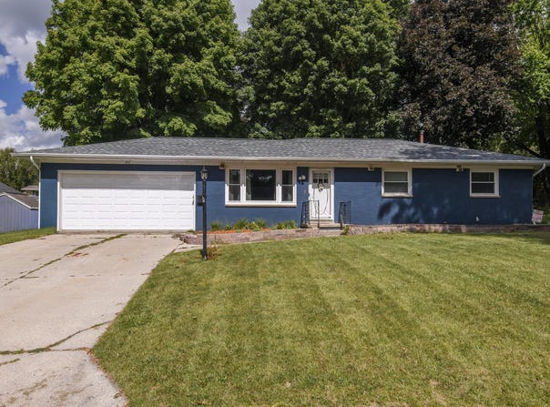 910 Mayer Ln, Mayville, WI 53050