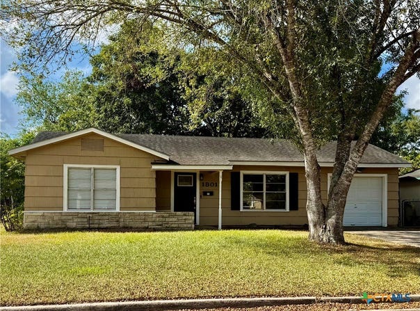 1801 E Walnut Avenue, Victoria, TX 77901