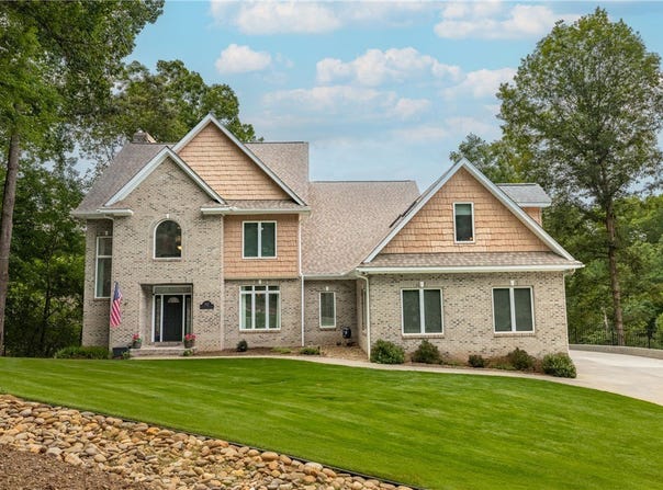 142 W Bay View Drive, Seneca, SC 29672