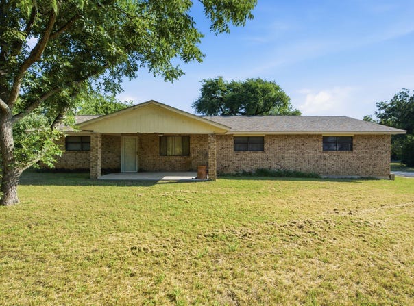 917 E Ross Avenue, De Leon, TX 76444