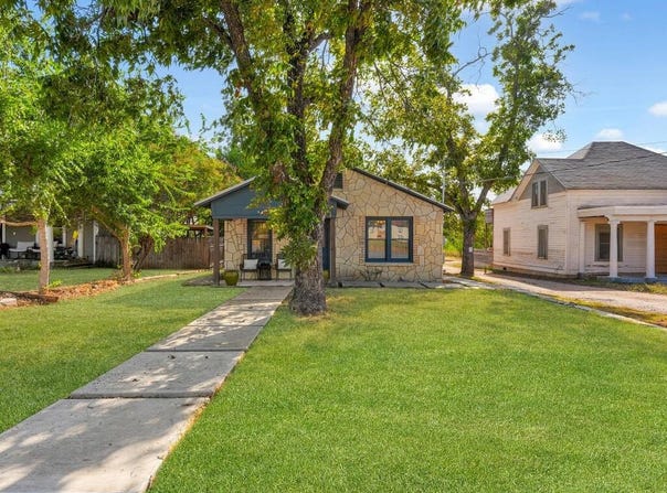 621 S Washington St, Fredericksburg, TX 78624