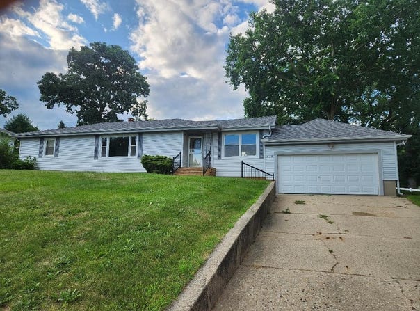 914 Oakleaf Avenue, McHenry, IL 60051