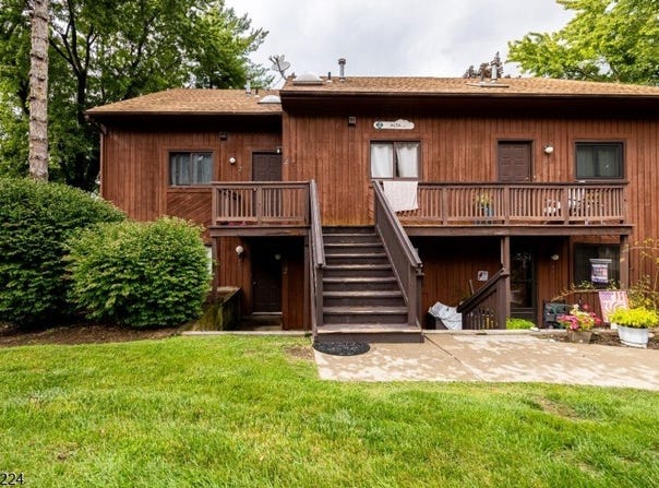 2 Alta Ct W, Vernon Twp., NJ 07462-5584