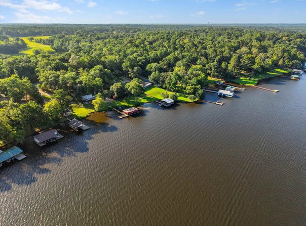1907 E Lake Drive, Gladewater, TX 75647