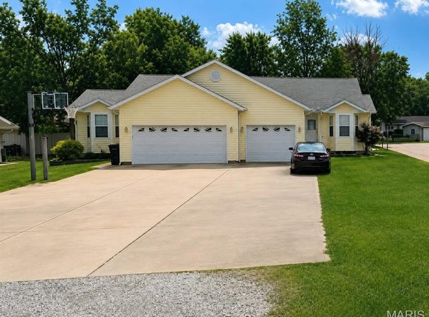 570 E Old Us-50, Beckemeyer, IL 62219