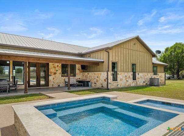 98 County Road 957b, Schulenburg, TX 78956