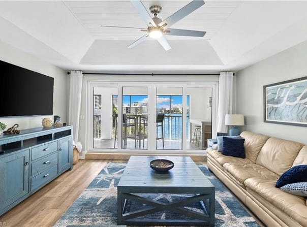 9101 Vanderbilt Dr, NAPLES, FL 34108