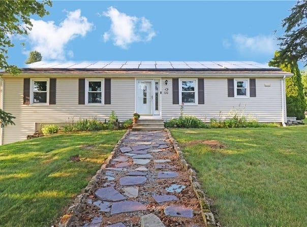 61 Amesbury Circle, Middletown, RI 02842