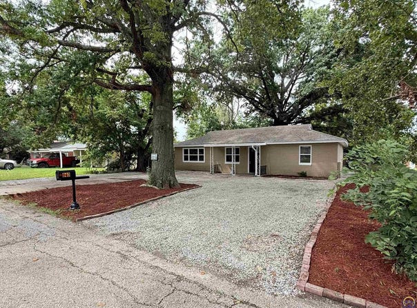 210 SW Sanneman DR, Topeka, KS 66609